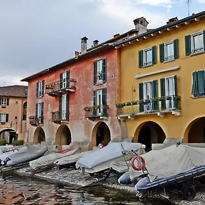 Portatorre Suite, A Charming In The Heart Of Como, Free Private Parking, Air Conditioning & More! Côme